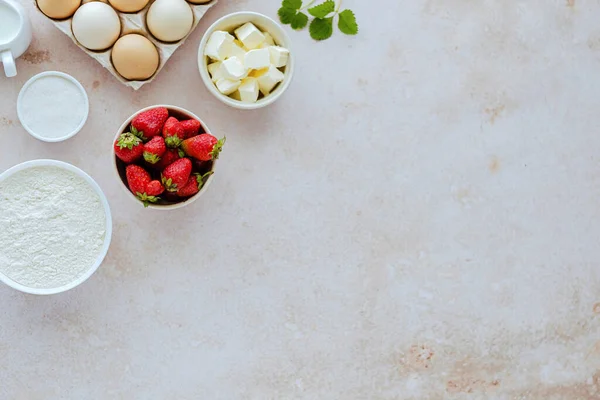 Літній Кулінарний Фон Випічки Інгредієнтами Полуниці Борошна Молока Яєць Цукру — стокове фото