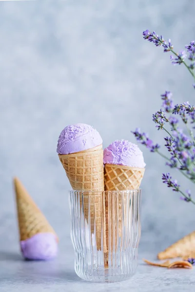 Παγωτό Λεβάντας Ένα Ποτήρι Λουλούδια Γαλλική Λεβάντα Θερινό Παγωμένο Γλυκό — Φωτογραφία Αρχείου