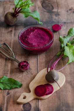 Tahta bir masada cam bir tabakta ev yapımı vejetaryen pancar dondurması. Dondurma tarifi. Yüksek kalite fotoğraf
