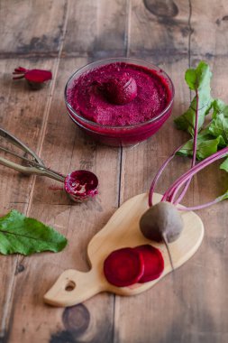 Ahşap bir masada ev yapımı vejetaryen pancar dondurması. Pancar kökü dondurmalı cam tabak. Sağlıklı dondurulmuş vejetaryen soğuk tatlı. Yüksek kalite fotoğraf