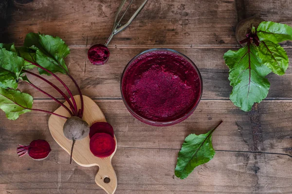 Tahta bir masada cam bir tabakta ev yapımı vejetaryen pancar dondurması. Üst Manzara. Sağlıklı vegan dondurulmuş tatlı tarifi. Yüksek kalite fotoğraf
