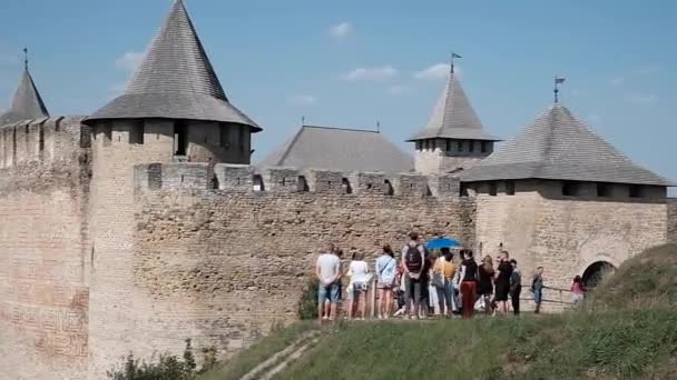 Khotin Región Chernivtsi Ucrania 2022 Grupo Turistas Una Colina Contempla — Vídeos de Stock