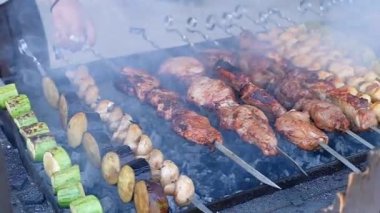 Izgarada dumanlı tavuk ve sebze şişi. Erkek elleri barbeküden et çıkarır. Yüksek kalite 4k görüntü