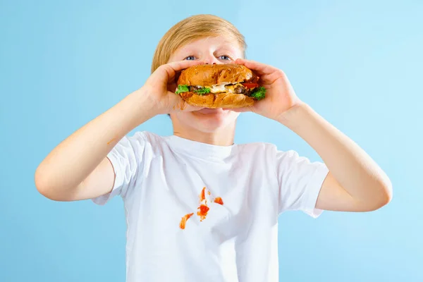 Portrét Chlapce Jak Hamburger Špinavá Rajčatová Omáčka Bílém Oblečení Izolované — Stock fotografie