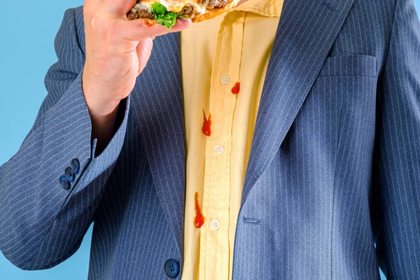 Грязные Пятна Кетчупа Желтой Рубашке Неузнаваемый Человек Ест Гамбургер Изолированы — стоковое фото