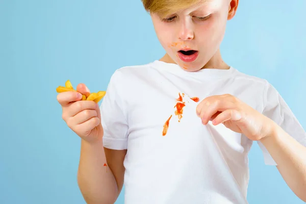 셔츠에 소스에서 더러운 얼룩을 배경에 고립되어 감자튀김을 아이입니다 생활의 고품질 — 스톡 사진