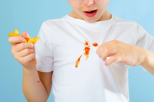 Překvapený Chlapec Špinavou Skvrnou Kečupu Bílé Košili Izolované Modrém Pozadí — Stock fotografie