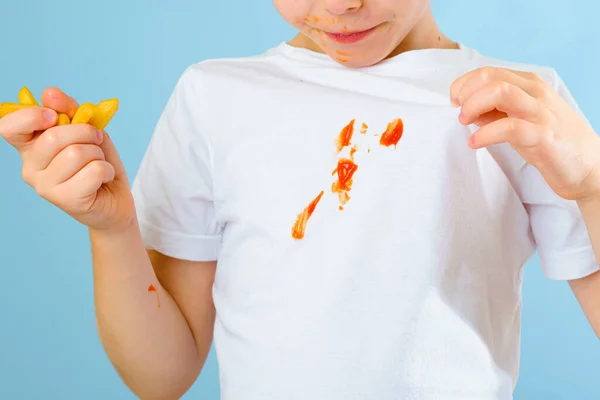 Chlapecká Ruka Ukazující Špinavou Skvrnu Omáčky Jeho Šatech Izolované Modrém — Stock fotografie