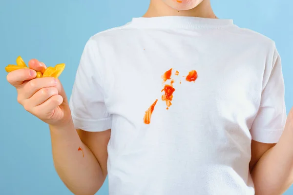 아이들의 티셔츠에 더러운 감자튀김 케첩이야 배경에 고립되어 감자튀김을 아이입니다 고품질 — 스톡 사진