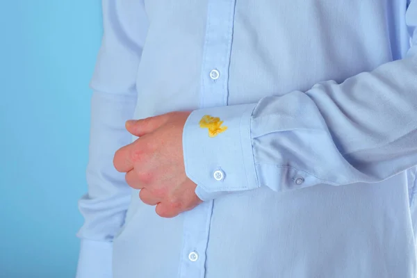 Ein Schmutziger Gelber Fleck Auf Der Hemdmanschette Eines Eleganten Mannes — Stockfoto