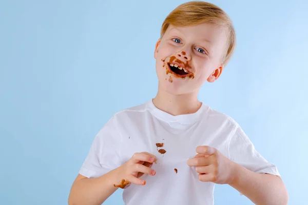 Criança Mostrando Manchas Chocolate Camiseta Menino Feliz Sorrindo Para Câmera — Fotografia de Stock