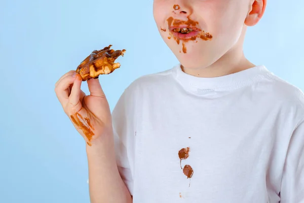 Feche Manchas Chocolate Sujas Camiseta Uma Criança Comendo Waffle Belga — Fotografia de Stock