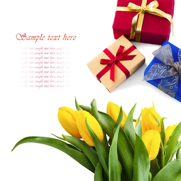 Желтые тюльпаны и подарочная коробка на белом фоне — стоковое фото
