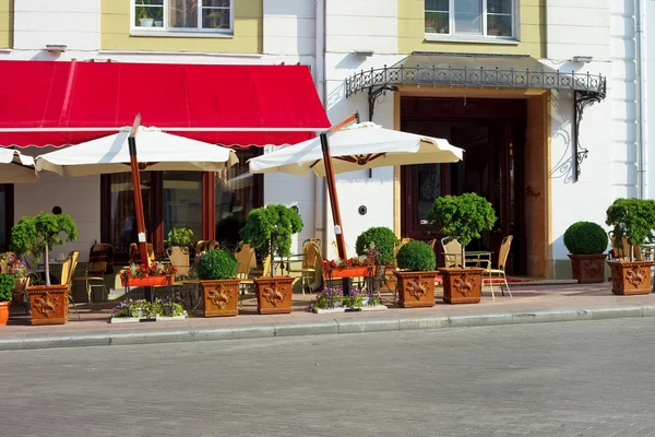 Eski Avrupa şehrinin caddesindeki kafe