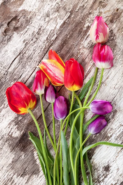 Hermoso ramo de tulipanes sobre fondo de madera viejo —  Fotos de Stock