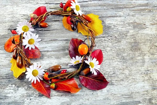 Autumn floral wreath on rustic wooden background — Stock Photo, Image