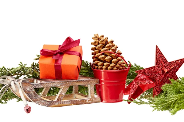 Decorazione di Natale (confezione regalo, stelle, slitta di legno, secchio di metallo) i — Foto Stock