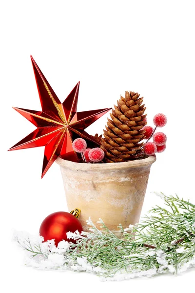 Decoração de Natal (estrelas, cone de pinho, bugigangas, panela velha) isolat — Fotografia de Stock