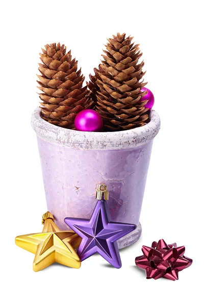 Vánoční dekorace (hvězdy, šiška, ozdoby, starý hrnec) isolat — Stock fotografie