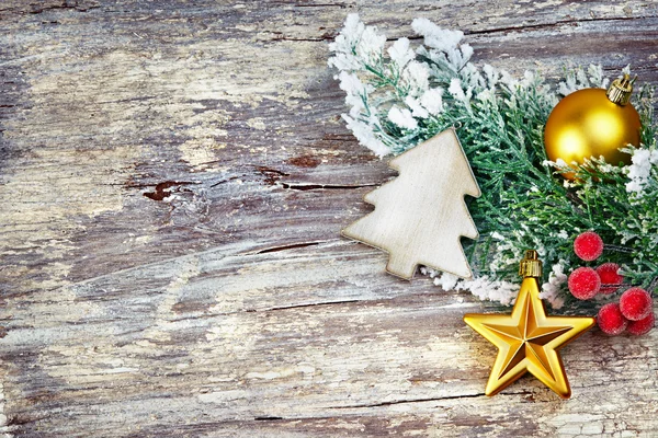 Decoração de Natal sobre fundo de madeira. Estilo vintage . — Fotografia de Stock