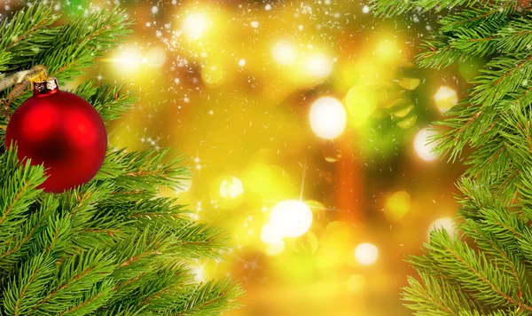 Palle di Natale e ramo di abete su sfondo con luci brillanti Foto Stock Royalty Free
