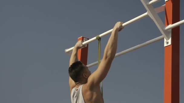 Hombre haciendo ejercicios de pull-ups — Vídeo de stock