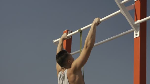 Uomo che fa esercizi di pull-up — Video Stock