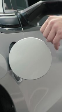 Kabloyu şarj ederken çekilen dikey video