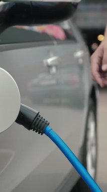 Şarj kablosunun fişten çekildiği dikey video