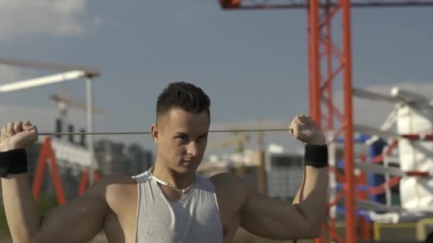 Muž s fitness gumou — Stock video