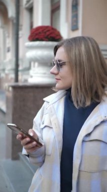 Telefon kullanan dikey videolu kadın