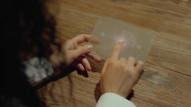 Tangan memegang tablet dengan Potensi — Stok Video