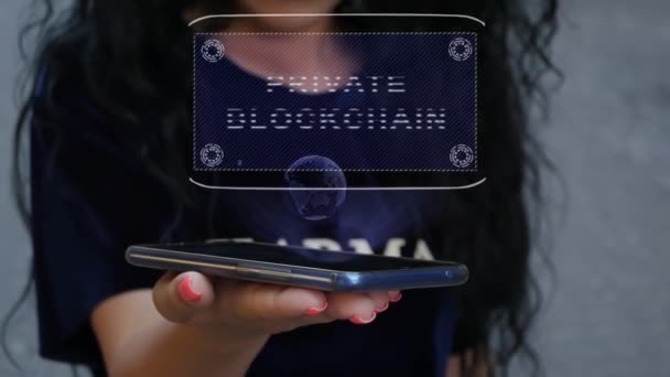 Γυναίκα δείχνει HUD ολόγραμμα Ιδιωτική Blockchain — Αρχείο Βίντεο