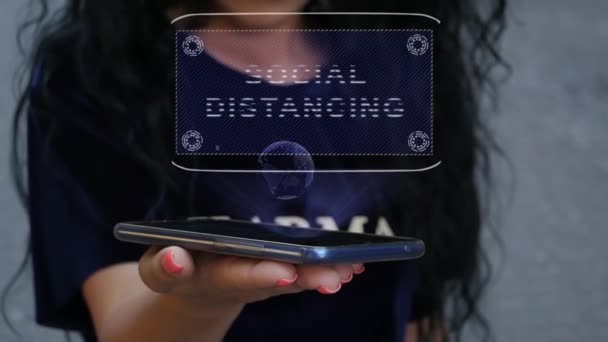 Vrouw tonen HUD hologram sociale afstand — Stockvideo