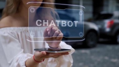 Sarışın, HUD hologramı Chatbot ile etkileşime geçiyor.