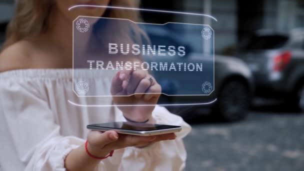 Blonde interagiert mit HUD Hologramm Business Transformation — Stockvideo