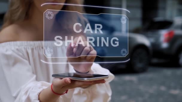 Blondynka współdziała z hologramem HUD Car Sharing — Wideo stockowe