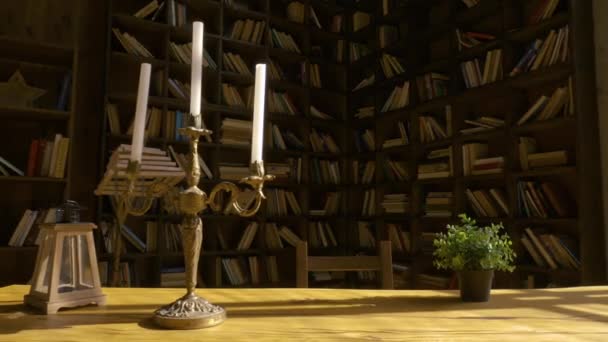 Библиотечная комната с книжными полками — стоковое видео