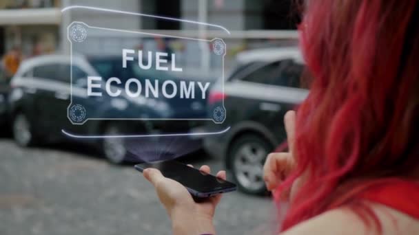 Roodharige vrouw interageert HUD Fuel Economy — Stockvideo