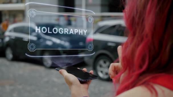 Рыжая женщина взаимодействует с голографией HUD — стоковое видео