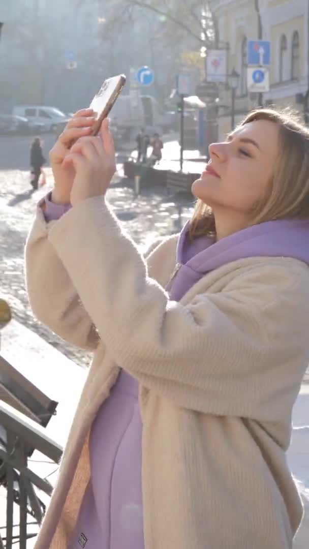 携帯電話を使用して垂直ビデオ女性 — ストック動画