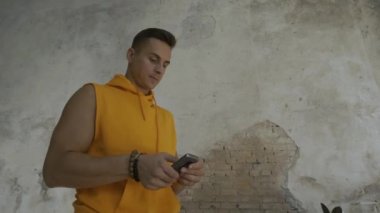 telefonu kullanan adam