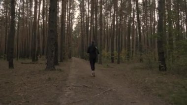 Ormanda koşan adam