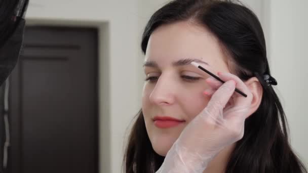 Kosmetička provádí korekci obočí — Stock video
