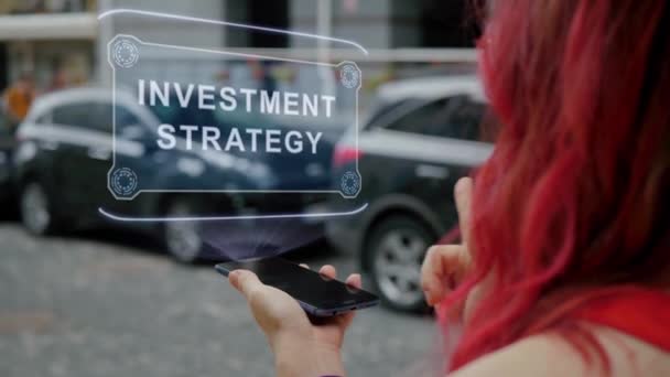 Rudowłosa kobieta współpracuje ze strategią inwestycyjną HUD — Wideo stockowe