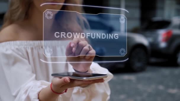 Η ξανθιά αλληλεπιδρά με το ολόγραμμα HUD Crowdfunding — Αρχείο Βίντεο