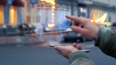 Kadın elleri HUD hologramı ile etkileşime girer.