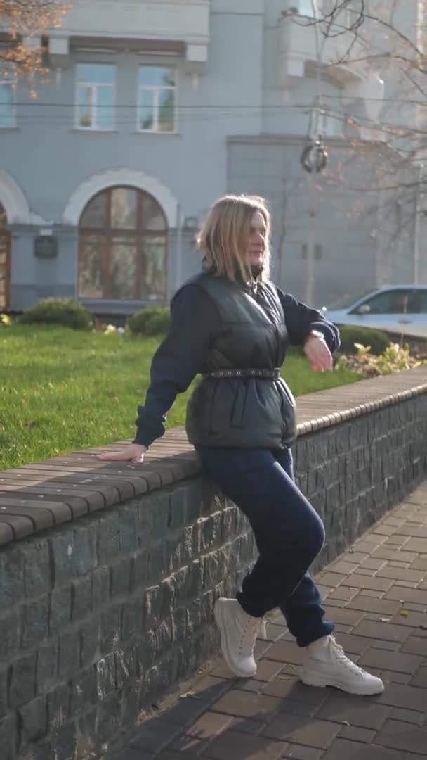 Vertical vídeo mulher relógio de pulso — Vídeo de Stock