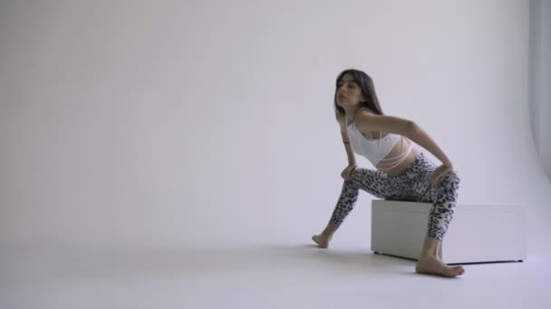 女人伸展肌肉 — 图库视频影像