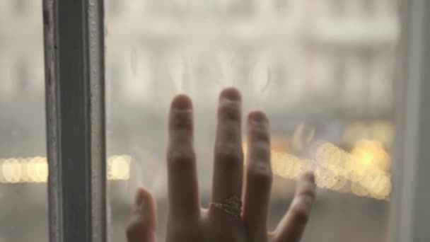 Трогательное окно — стоковое видео